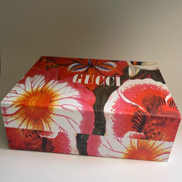 New Gucci flower Gift Box 30cm x 22cm x 10.5cm - Picture 9 of 9